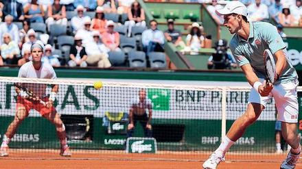 Dauerduell. Novak Djokovic (im Bild vorn) und Rafael Nadal treffen im Endspiel bereits zum 42. Mal aufeinander.