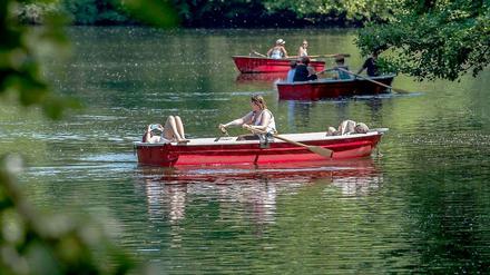 Berliner Nahverkehr zu Pfingsten. Die Straßen platzen auf? Im Bus wird geschwitzt? Doch es gibt Alternativen, zum Beispiel auf dem Neuen See im Tiergarten. 