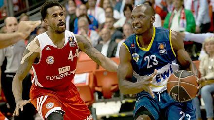 Bryce Taylor (hier links gegen Oldenburgs Rickey Paulding) feiert mit Bayern München den Finaleinzug.