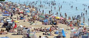 Erfrischung gefällig? Bei sommerlichen Temperaturen ist das Strandbad Wannsee an diesem Wochenende einer der besonders beliebten Orte Berlins. 