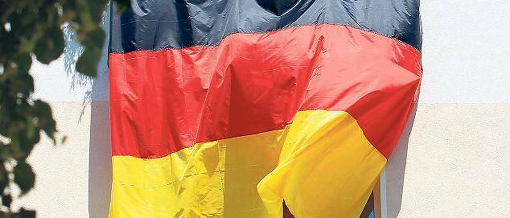 Den Balkon in Landesfarben schmücken: kein Problem. Dem Nachbarn die Sicht zu rauben dagegen schon.