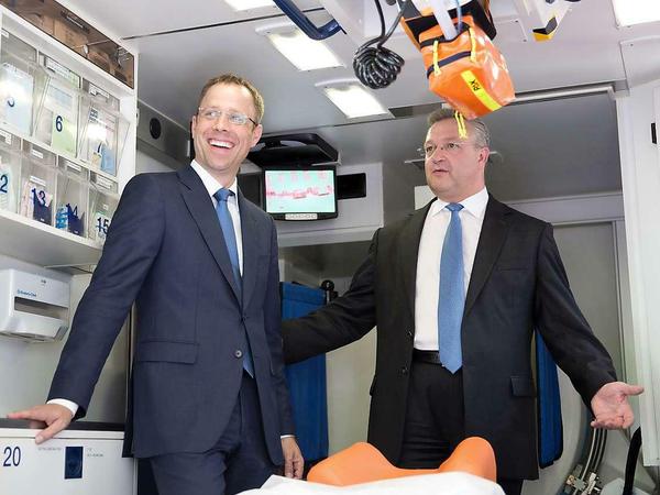 Gut lachen. Die Senatoren Czaja und Henkel am Freitag in Wilmersdorf im bislang einzigen Stroke-Einsatz-Mobil.