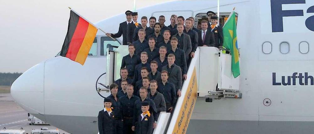 Auf ins WM-Abenteuer: Die deutsche Nationalmannschaft startete von Frankfurt/Main aus nach Brasilien