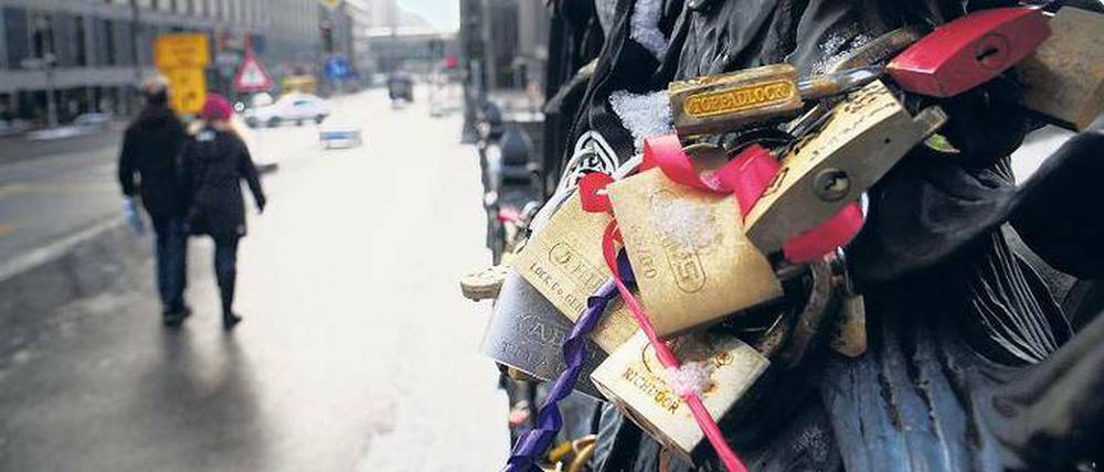 Liebe, Liebe, Liebe-lei. Auch in Berlin hängen Schlösser, etwa an der Weidendammer Brücke.