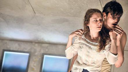 Anpassungszusammenhänge. Kathleen Morgeneyer und Benjamin Lillie spielen ein Geschwisterpaar in Russland. 