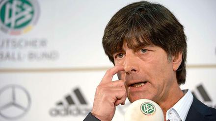 Bundestrainer Joachim Löw gibt vor dem letzten WM-Testspiel gegen Armenien Auskunft.