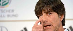 Bundestrainer Joachim Löw gibt vor dem letzten WM-Testspiel gegen Armenien Auskunft.