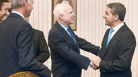 Freundlicher Druck. US-Senator John McCain sprach am Sonntag bei Präsident Rossen Plewneliew (rechts) vor. 