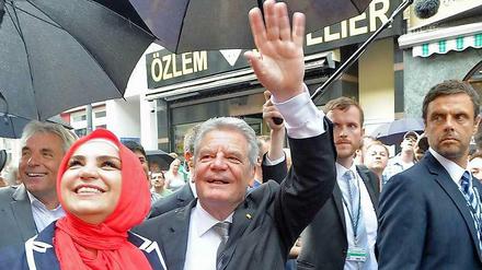 Straßenfest zum Gedenken: Bundespräsident Gauck mit Meral Sahin von der IG Keupstraße (l.).