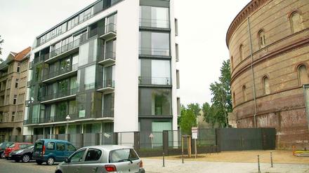 Steine des Anstoßes: Der umzäunte Neubau und der aufgestockte Fichtebunker.