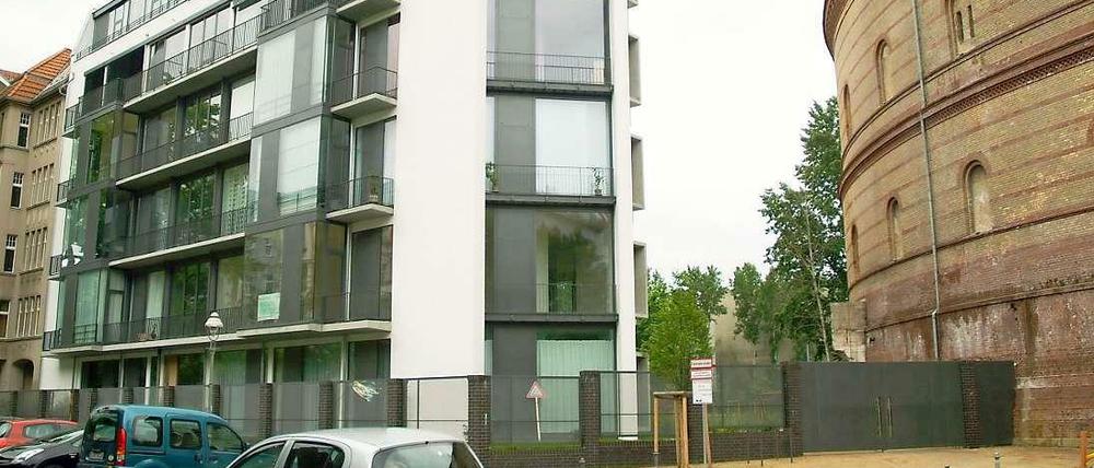 Steine des Anstoßes: Der umzäunte Neubau und der aufgestockte Fichtebunker.