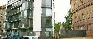 Steine des Anstoßes: Der umzäunte Neubau und der aufgestockte Fichtebunker.