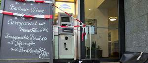 Am Morgen nach der Tat. Der zerstörte Geldautomat, davor die blaue Geldkassette.