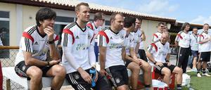 Verzweifelt: Joachim Löw (l.) und seinen Assistent Hansi Flick (3. v. l.) müssen immer noch um den Einsatz ihres Torwarts Manuel Neuer bangen.