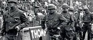 Mord und Sport. Am 5. Juni 1977 patrouillierten Soldaten mit Schäferhunden durch das Stadion in Buenos Aires , in dem die argentinische Fußball-Nationalmannschaft gegen das deutsche Team antritt. Das Spiel fand statt, auch wenn der DFB wusste, dass die Junta die deutsche Studentin Elisabeth Käsemann kurz zuvor ermorden ließ. Fotos: NDR/imago