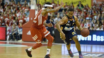 Schlüsselduell. Cliff Hammonds (r.), der beste Verteidiger der Liga, soll Malcolm Delaney stoppen. Der Münchner Spielmacher wurde zum wertvollsten Spieler der Saison gewählt.