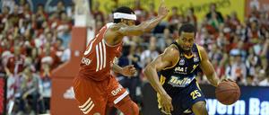 Schlüsselduell. Cliff Hammonds (r.), der beste Verteidiger der Liga, soll Malcolm Delaney stoppen. Der Münchner Spielmacher wurde zum wertvollsten Spieler der Saison gewählt.