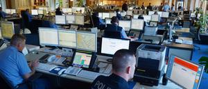 24-Stunden-Einsatz. So sah es während der Twitter-Aktion im Leitstand des Berliner Polizeipräsidiums aus, in dem die Aktion koordiniert wurde.