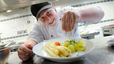 Vor allem in der Gastronomie sind noch viele Ausbildungsplätze zu besetzen - etwa als Koch.