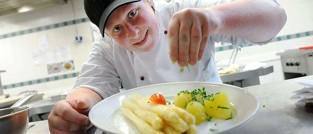 Vor allem in der Gastronomie sind noch viele Ausbildungsplätze zu besetzen - etwa als Koch.