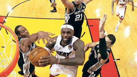 Einer gegen alle. Miamis LeBron James kann jedes Team der Welt im Alleingang besiegen. Die San Antonio Spurs um den 38-jährigen Tim Duncan (Nummer 21) setzen eher auf mannschaftliche Geschlossenheit und Spielwitz. 