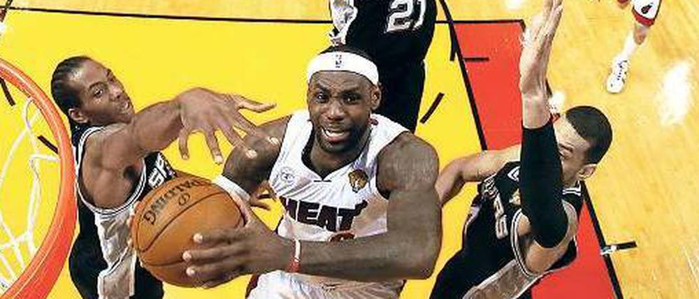 Einer gegen alle. Miamis LeBron James kann jedes Team der Welt im Alleingang besiegen. Die San Antonio Spurs um den 38-jährigen Tim Duncan (Nummer 21) setzen eher auf mannschaftliche Geschlossenheit und Spielwitz.