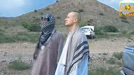 Der US-Soldat Bowe Bergdahl bei seiner Freilassung in Afghanistan. 