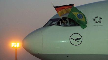 Na dann: Guten Flug. Die Nationalspieler sind schon rübergeflogen, zum Abschied hielt der Kapitän brav zwei Fahnen aus dem Seitenfenster.