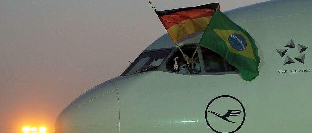 Na dann: Guten Flug. Die Nationalspieler sind schon rübergeflogen, zum Abschied hielt der Kapitän brav zwei Fahnen aus dem Seitenfenster.