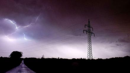 Noch einmal Blitz über Niedersachsen: Obwohl der Schwerpunkt des Gewitters in Nordrhein-Westfalen lag, bekamen auch andere Teile Deutschlands den Sturm zu spüren.