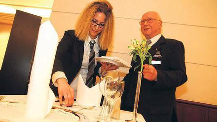 Gut bewirtet. Im Hotel Kempinski lernen potenzielle Azubis, wie man einen Tisch für ein Vier-Gänge- Menü deckt. 