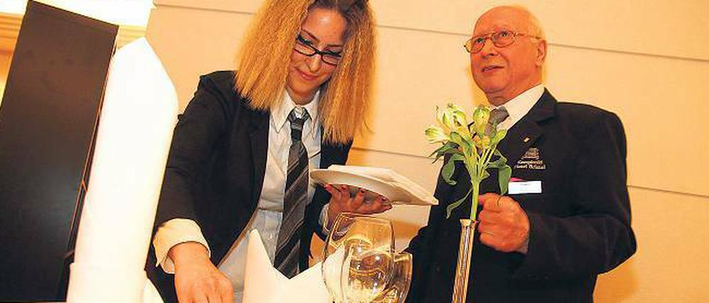 Gut bewirtet. Im Hotel Kempinski lernen potenzielle Azubis, wie man einen Tisch für ein Vier-Gänge- Menü deckt. 