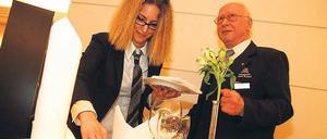 Gut bewirtet. Im Hotel Kempinski lernen potenzielle Azubis, wie man einen Tisch für ein Vier-Gänge- Menü deckt. 