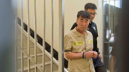 Lee Joon-seok war der Kapitän der Sewol. Hier wird er in Handschellen zur Verhandlung gebracht.