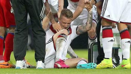 Schmerzverzerrt: Marco Reus verdreht sich den Fuß, muss vom Platz.