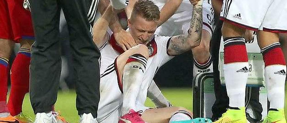 Schmerzverzerrt: Marco Reus verdreht sich den Fuß, muss vom Platz.