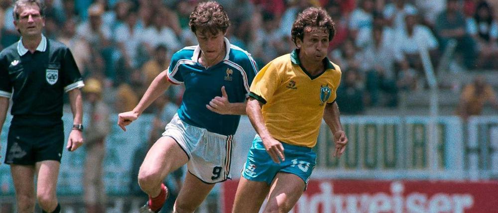 Schwungvoll gescheitert: 1986 fliegt die Brasiliener um Zico (r.) gegen Frankreich raus.