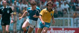 Schwungvoll gescheitert: 1986 fliegt die Brasiliener um Zico (r.) gegen Frankreich raus.