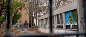 Unter menschenunwürdigen Bedingungen leben mehr als 200 Flüchtlinge in der Gerhart-Hauptmann-Schule in Berlin-Kreuzberg.