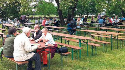 Es gibt kein Bier auf dem Feld... Für Stadtentwicklungssenator Michael Müller ist dies kein richtiger Biergarten.