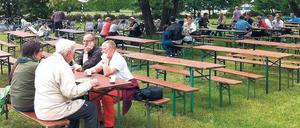 Es gibt kein Bier auf dem Feld... Für Stadtentwicklungssenator Michael Müller ist dies kein richtiger Biergarten.
