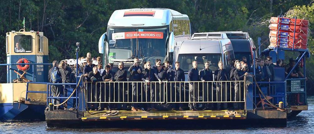 Durch die Luft und übers Wasser. Die deutsche Mannschaft hat Brasilien erreicht.