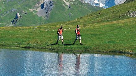 Wie ein Sahneklecks. Aus der Entfernung nimmt man dem Mont Blanc seine 4810 Meter gar nicht ab.