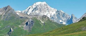 Wie ein Sahneklecks. Aus der Entfernung nimmt man dem Mont Blanc seine 4810 Meter gar nicht ab.