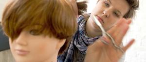 Im Schnitt mehr. Friseure, bislang schlecht bezahlt, haben bereits eine Lohnuntergrenze in ihren Tarifverträgen.