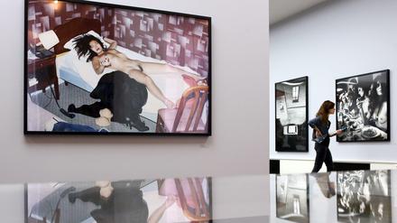Neuauflage: "Sunhee" (l, 1993), "Ca'del Bosco" (r, 1989) und "Rue Aubriot (1977) im Museum für Fotografie der Helmut Newton Stiftung in Berlin, anlässlich ihres zehnjährigen Bestehens.