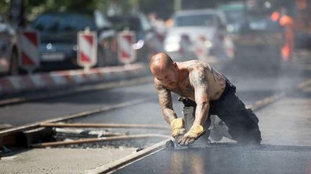 Die Arbeitnehmer in Deutschland haben in den ersten drei Monaten des Jahres so viel gearbeitet wie seit fast 22 Jahren nicht mehr. 