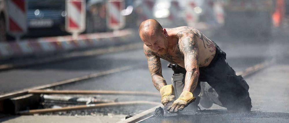 Die Arbeitnehmer in Deutschland haben in den ersten drei Monaten des Jahres so viel gearbeitet wie seit fast 22 Jahren nicht mehr. 