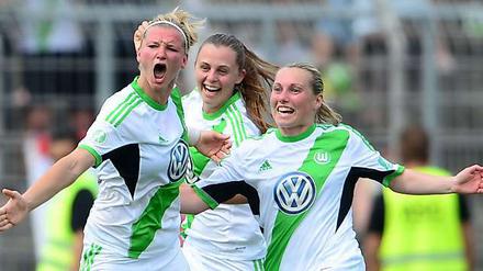 Alexandra Popp (l.) bejubelt ihren Siegtreffer gegen den 1. FFC Frankfurt mit Noelle Maritz (Mitte) und Stephanie Bunte.