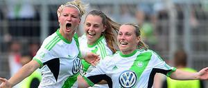 Alexandra Popp (l.) bejubelt ihren Siegtreffer gegen den 1. FFC Frankfurt mit Noelle Maritz (Mitte) und Stephanie Bunte.
